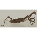 A BRONZE OKIMONO OF A PRAYING MANTIS, 10cm long.