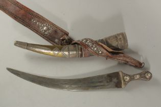 A FINE 19TH CENTURY ARAB SAUDI WAHABI SILVER MOUNTED HORN HILTED DAGGER WITH ORIGINAL BELT, dagger