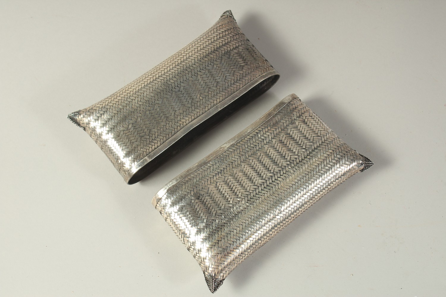 A FINE EARLY 20TH CENTURY BURMESE OR THAI WOVEN SOLID SILVER PURSE, 17.5cm wide. - Image 3 of 3