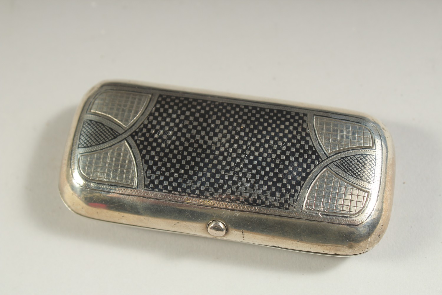 AN ANTIQUE RUSSIAN OTTOMAN SOLID SILVER AND NIELLO SNUFF BOX, 1889, with Arabic name inscribed, - Image 2 of 5