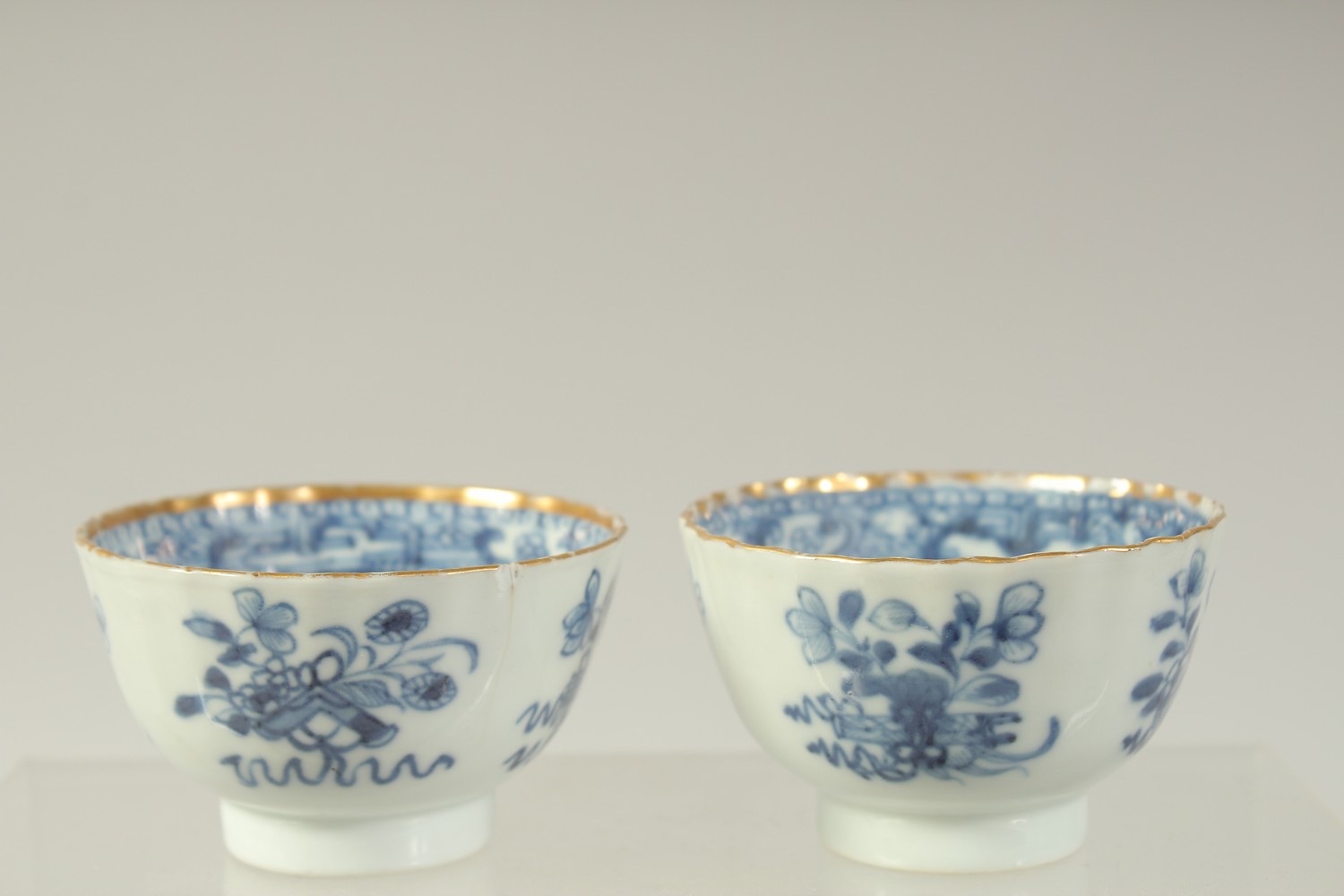 A PAIR OF CHINESE BLUE AND WHITE PORCELAIN TEA BOWLS, with gilded rims and decorated with precious - Image 4 of 6