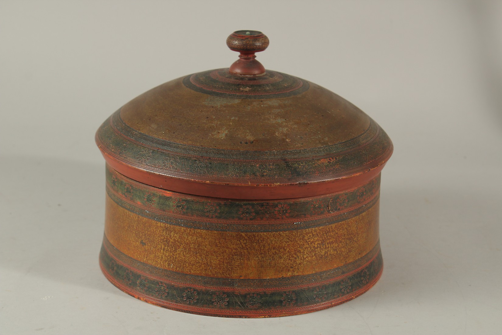 A LARGE 19TH CENTURY INDIAN LACQUERED WOODEN TURBAN BOX, 23.5cm diameter. - Image 3 of 6