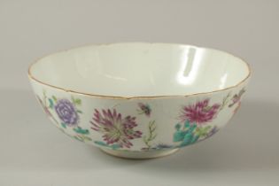 AN EARLY 20TH CENTURY CHINESE FAMILLE ROSE PORCELAIN BOWL, 23cm diameter.