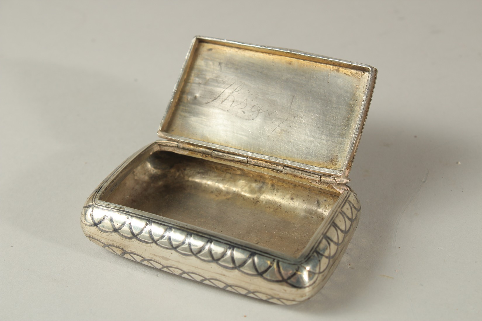 AN OTTOMAN SILVER NIELLO SNUFF BOX, inscribed 'L.X', 9cm x 6.5cm. - Image 3 of 3