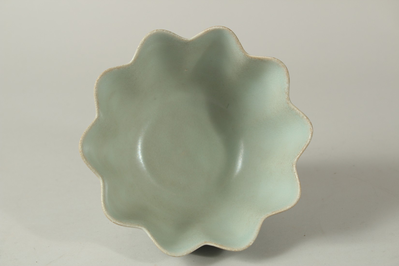A TALL CHINESE CELADON GLAZED PETAL-FORM BOWL, 16cm diameter. - Image 5 of 6