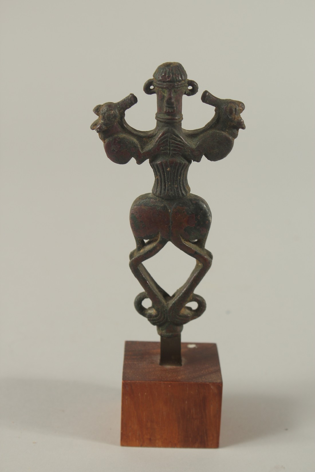 A FINE AND RARE ANCIENT PERSIAN LURISTAN BRONZE IDOL, mounted to a wooden base, figure 12cm. - Image 2 of 2