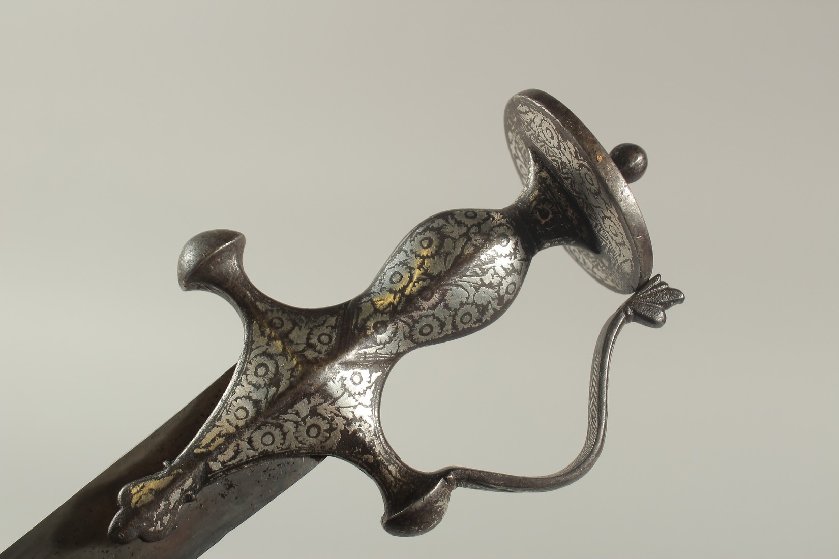 AN 18TH CENTURY MUGHAL INDIAN TULWAR SWORD, with silver inlaid hilt and signed blade. - Image 5 of 8