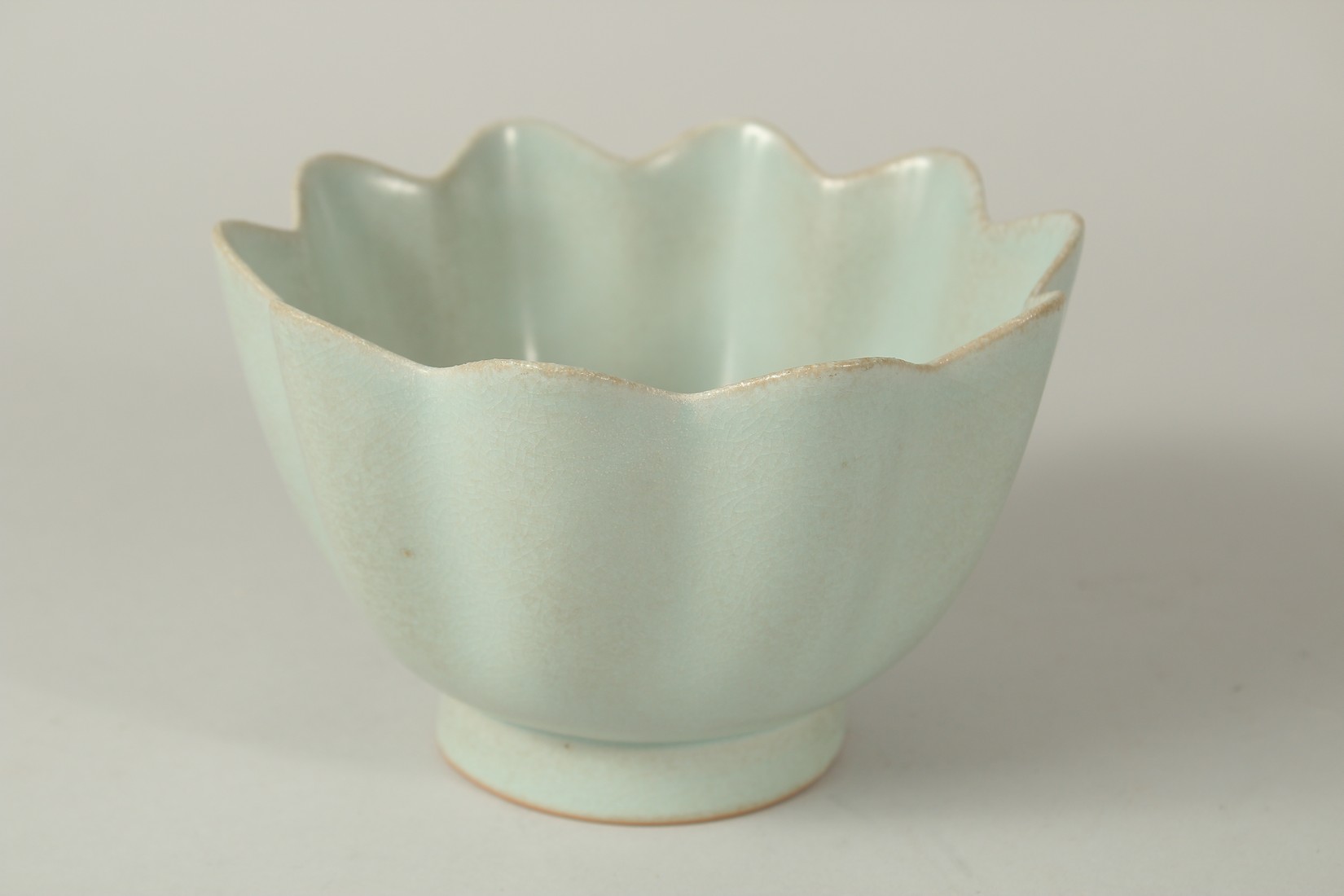 A TALL CHINESE CELADON GLAZED PETAL-FORM BOWL, 16cm diameter. - Image 4 of 6