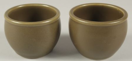 A PAIR OF CHINESE TEA DUST GLAZE BOWLS / CUPS, each base with blue and white character mark, 8cm