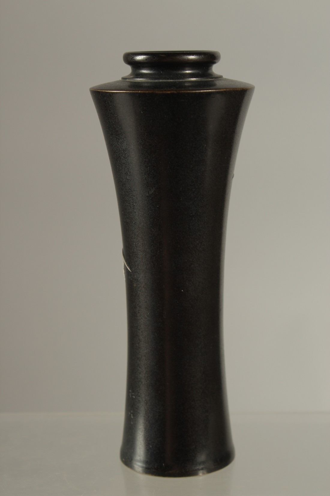 A FINE JAPANESE SILVER INLAID BRONZE VASE, with bamboo design and signed to the base, 15cm high. - Image 3 of 6