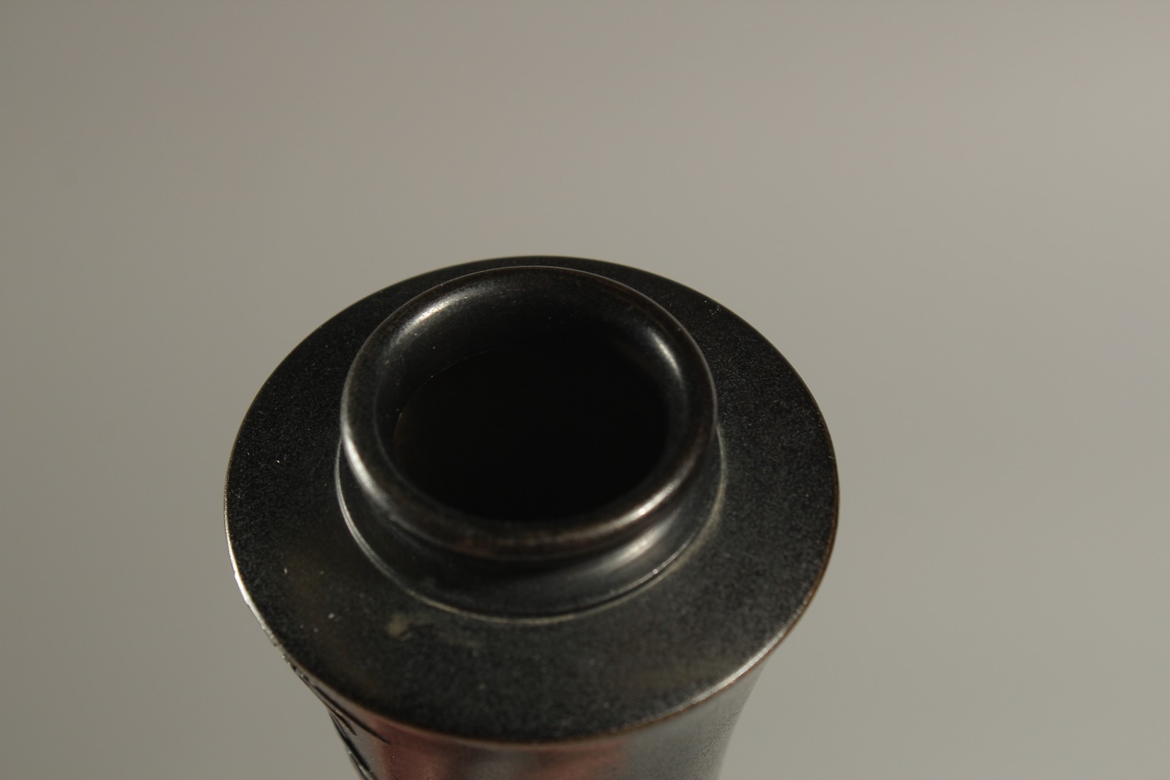 A FINE JAPANESE SILVER INLAID BRONZE VASE, with bamboo design and signed to the base, 15cm high. - Image 5 of 6