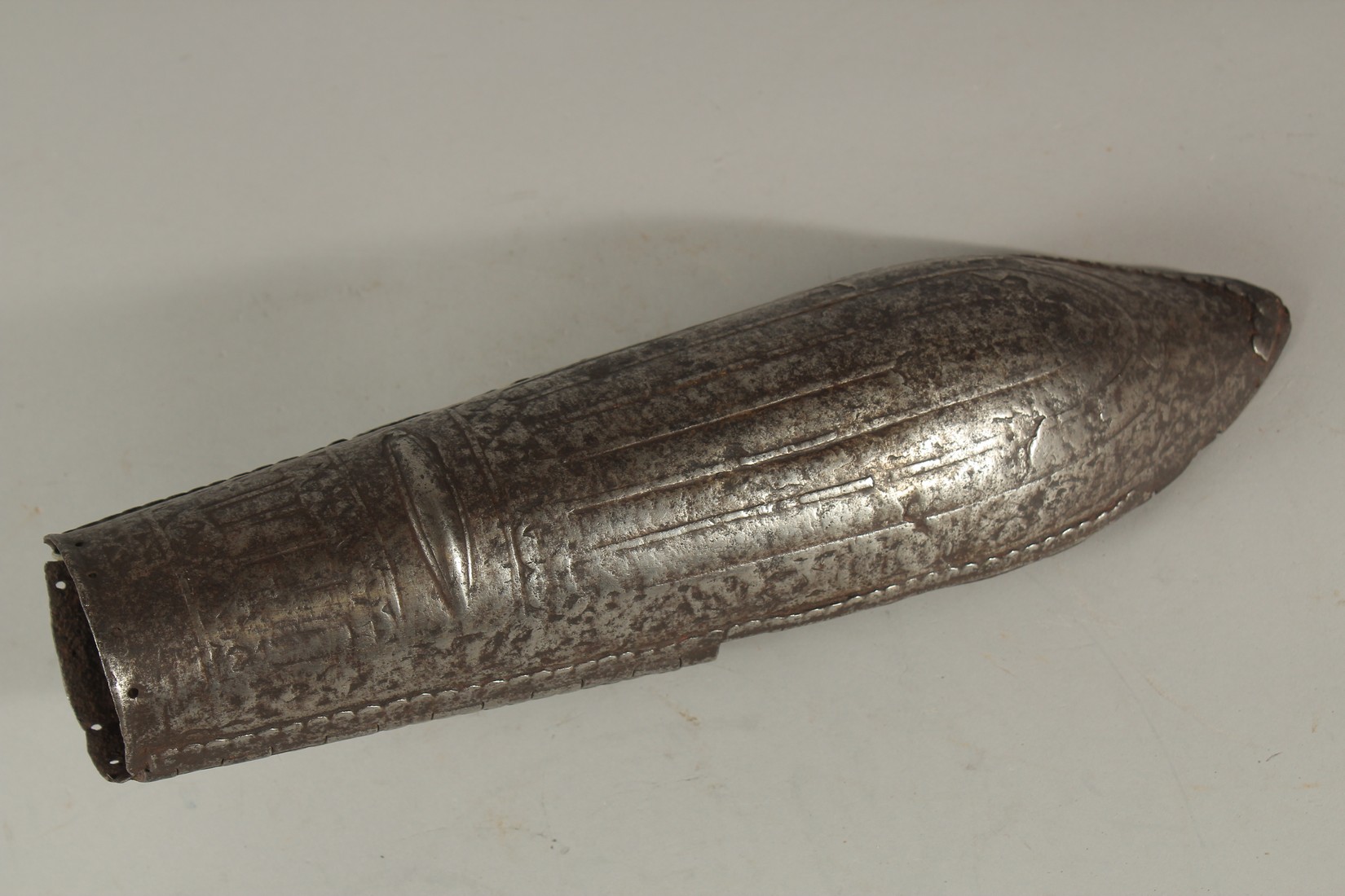 A 17TH CENTURY SOUTH INDIAN DECCANI STEEL ARM GUARD, 34cm long.