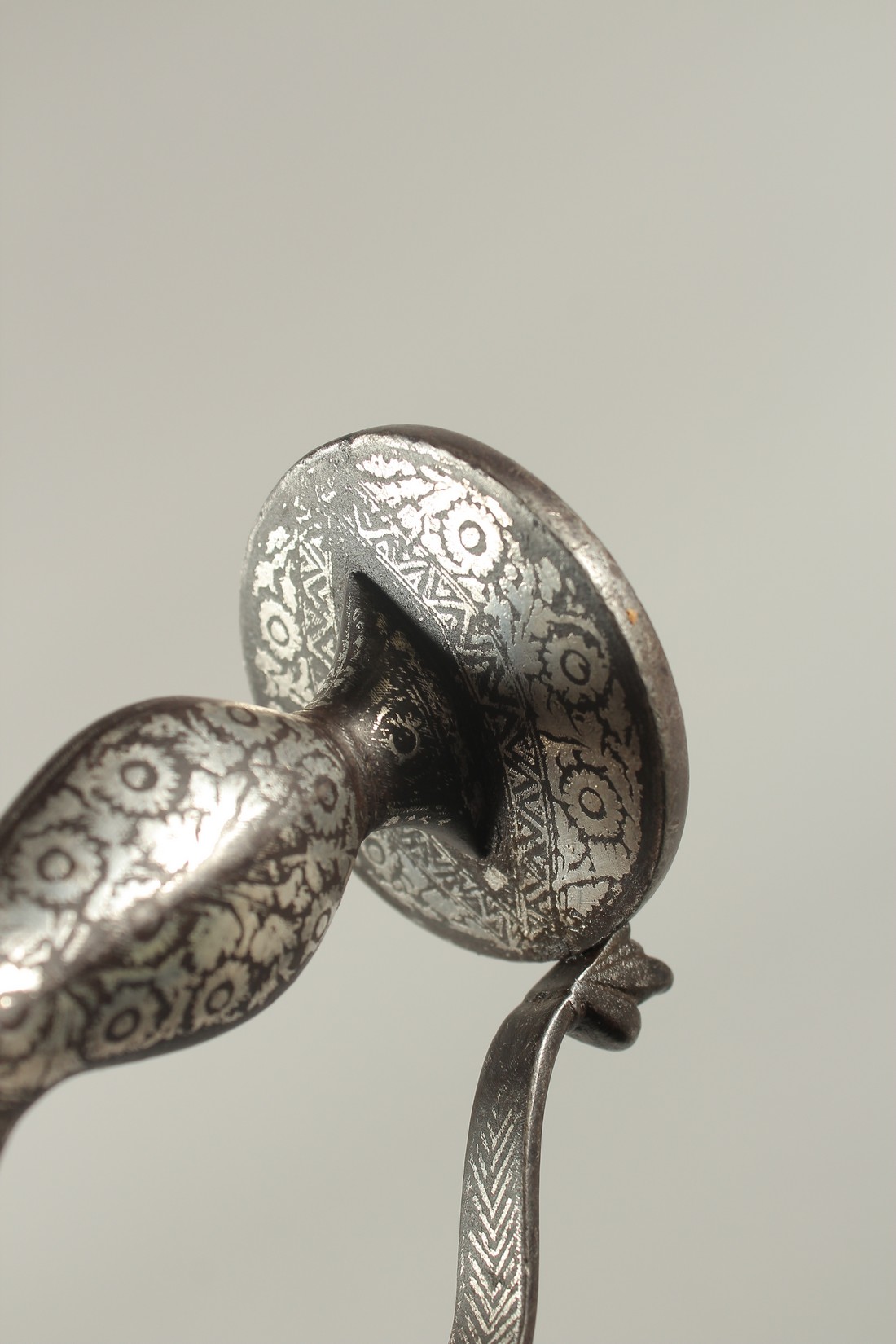 AN 18TH CENTURY MUGHAL INDIAN TULWAR SWORD, with silver inlaid hilt and signed blade. - Image 7 of 8