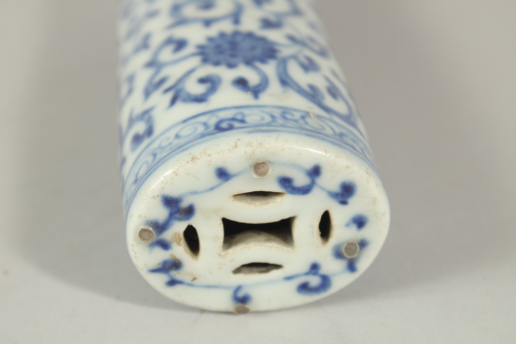 A 19TH CENTURY CHINESE BLUE AND WHITE PORCELAIN WRIST REST, with lotus and vine decoration and - Image 3 of 5