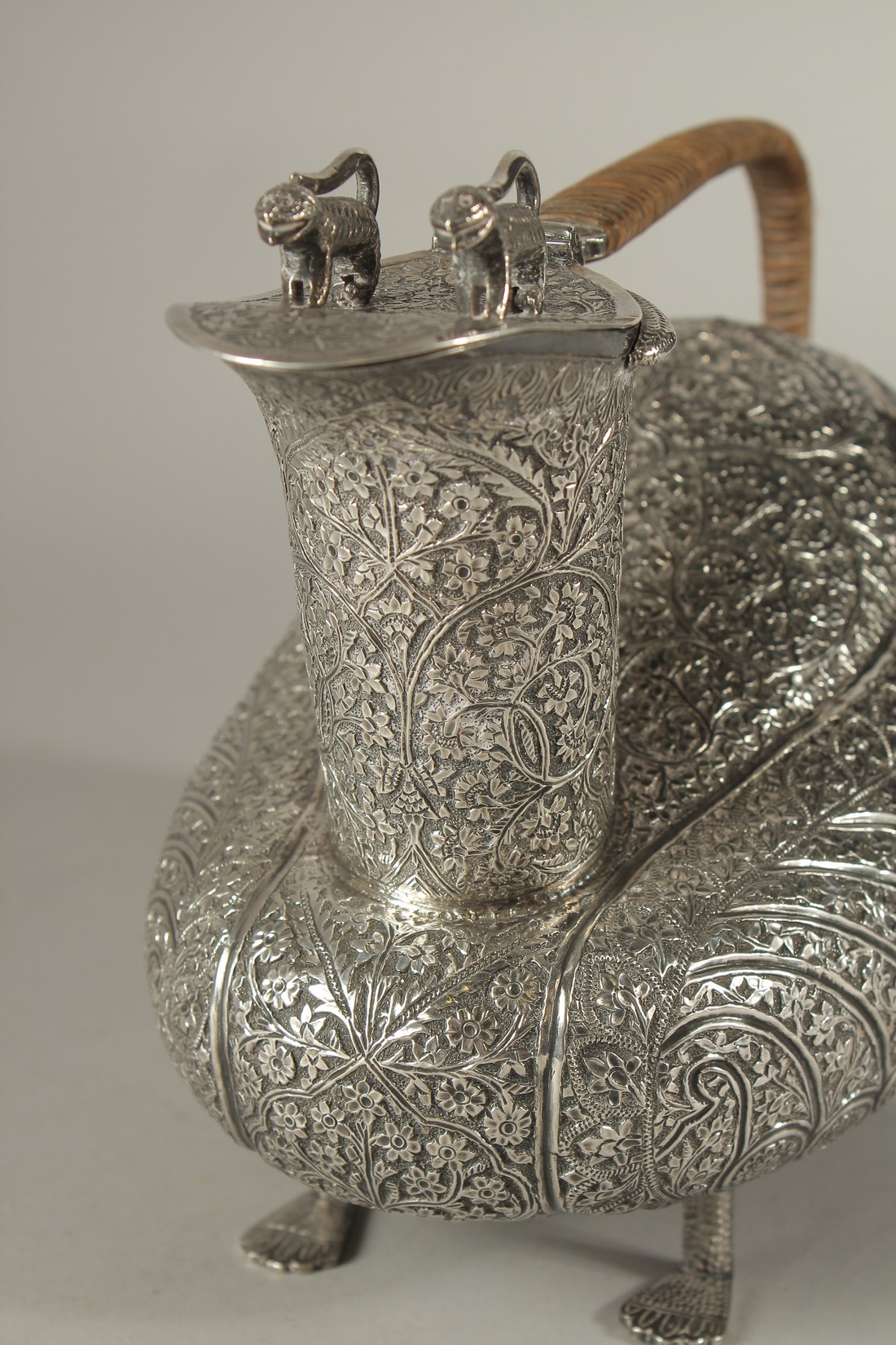 A VERY FINE AND UNUSUAL INDIAN KASHMIR ENGRAVED SILVER VESSEL, intricately chased with finely - Image 7 of 10