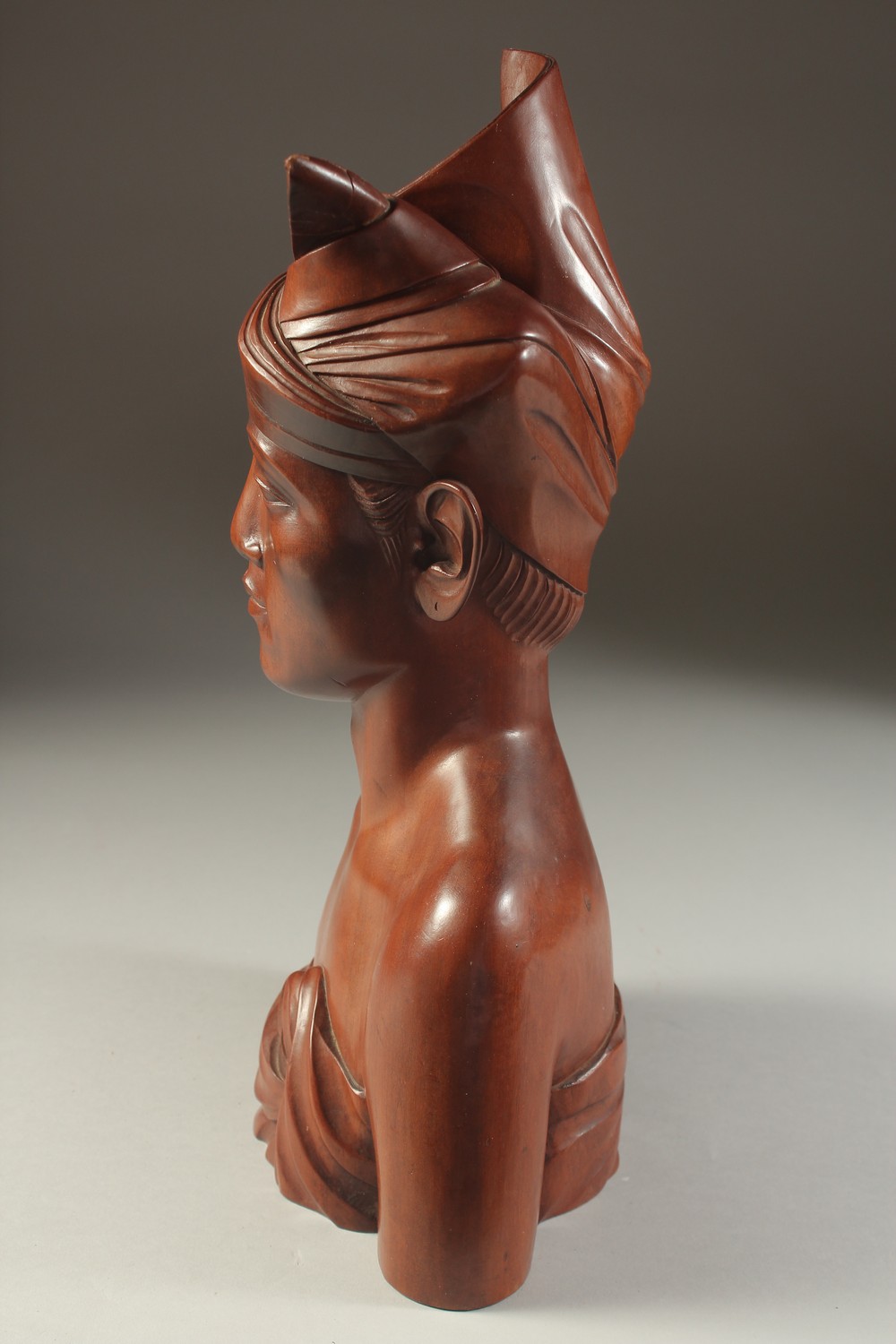 A VERY FINE EARLY 20TH CENTURY INDONESIAN BALI SIGNED CARVED WOODEN FIGURE OF A MAN, 34cm high. - Image 2 of 5