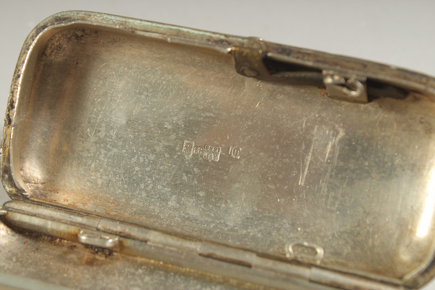 AN ANTIQUE RUSSIAN OTTOMAN SOLID SILVER AND NIELLO SNUFF BOX, 1889, with Arabic name inscribed, - Image 4 of 5