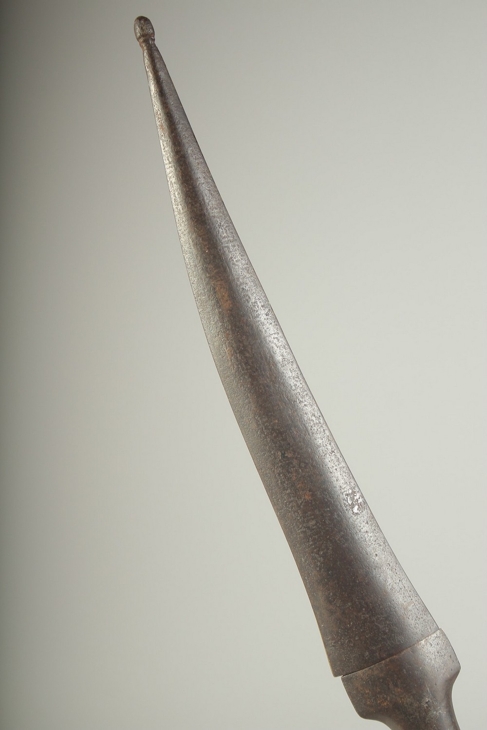 A 19TH CENTURY PERSIAN QAJAR STEEL DAGGER, with calligraphic blade, 33cm long. - Image 5 of 5
