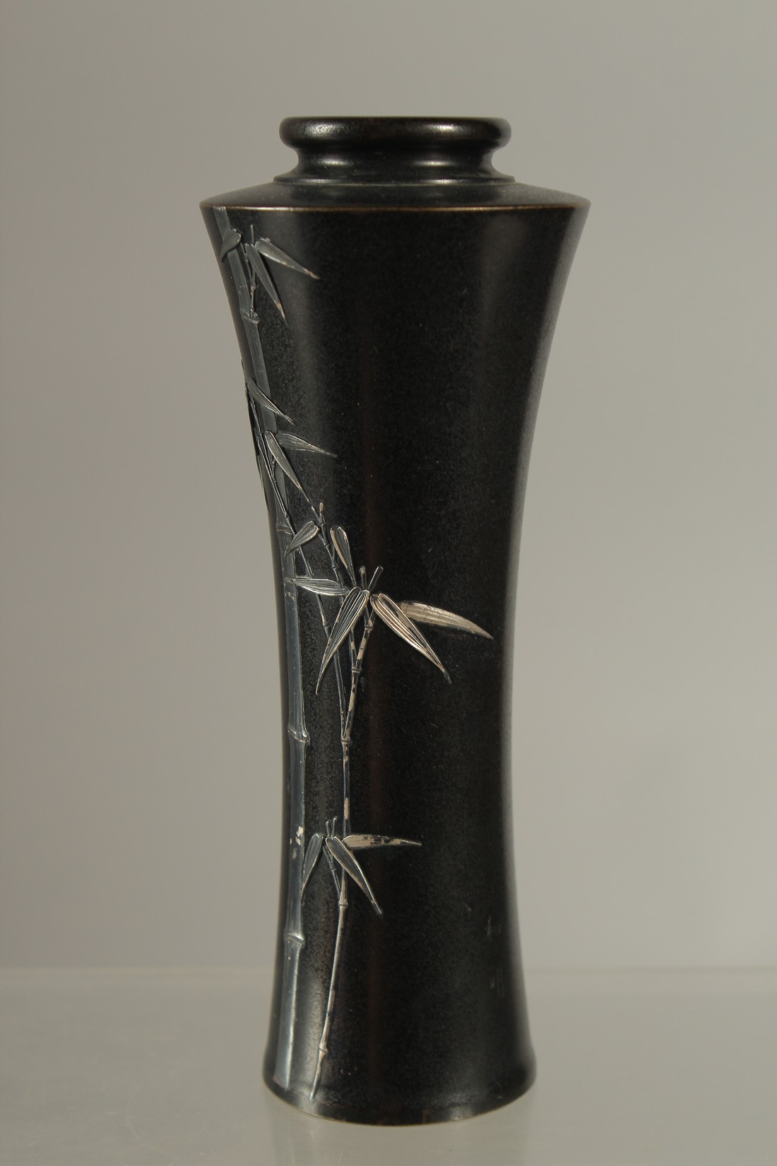 A FINE JAPANESE SILVER INLAID BRONZE VASE, with bamboo design and signed to the base, 15cm high. - Image 4 of 6