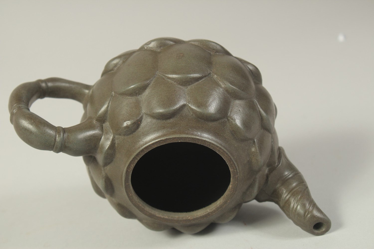 A CHINESE YIXING ARTICHOKE FORM TEAPOT, with impressed mark to base and inner lid. - Image 8 of 10