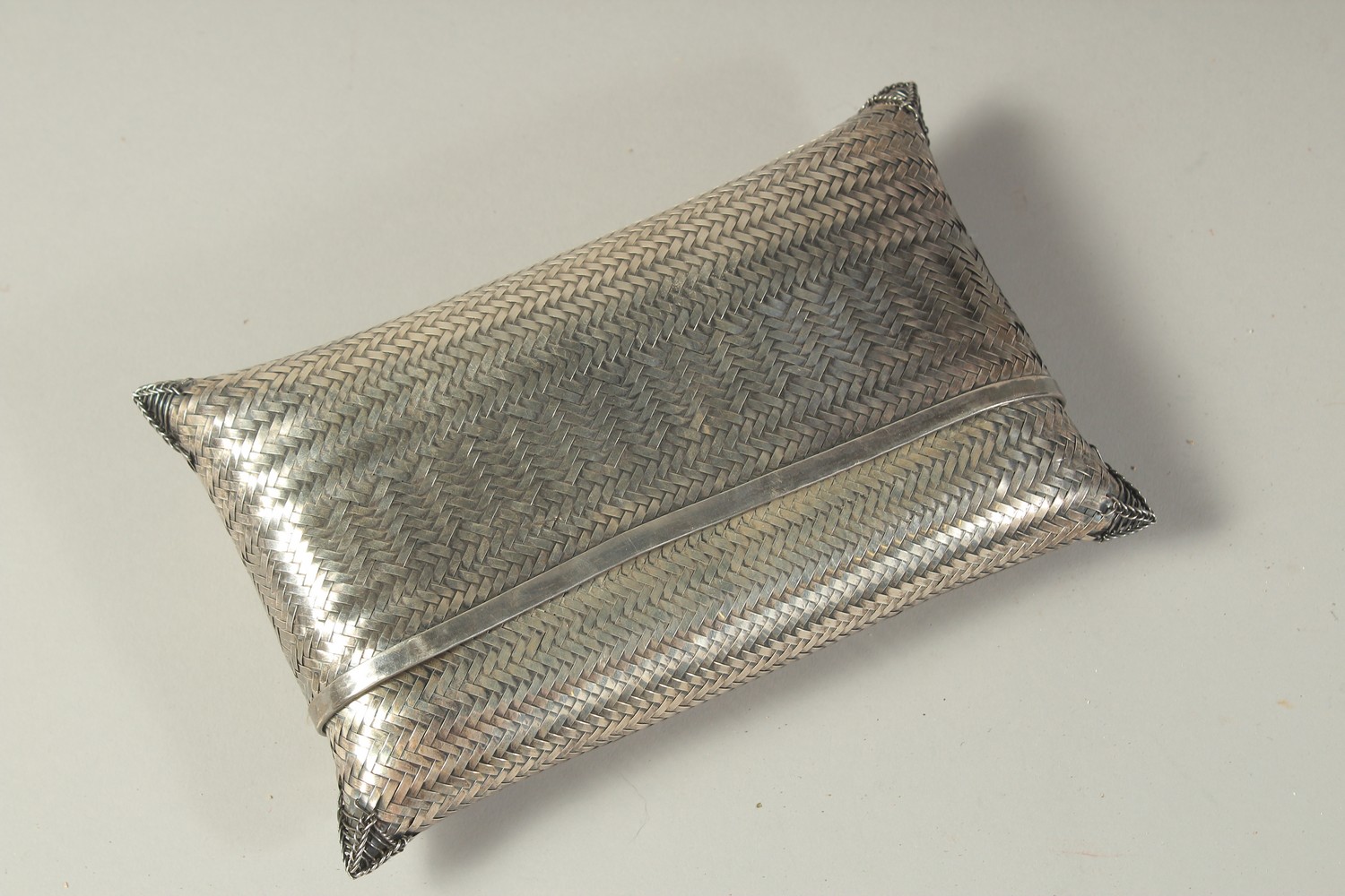 A FINE EARLY 20TH CENTURY BURMESE OR THAI WOVEN SOLID SILVER PURSE, 17.5cm wide. - Image 2 of 3