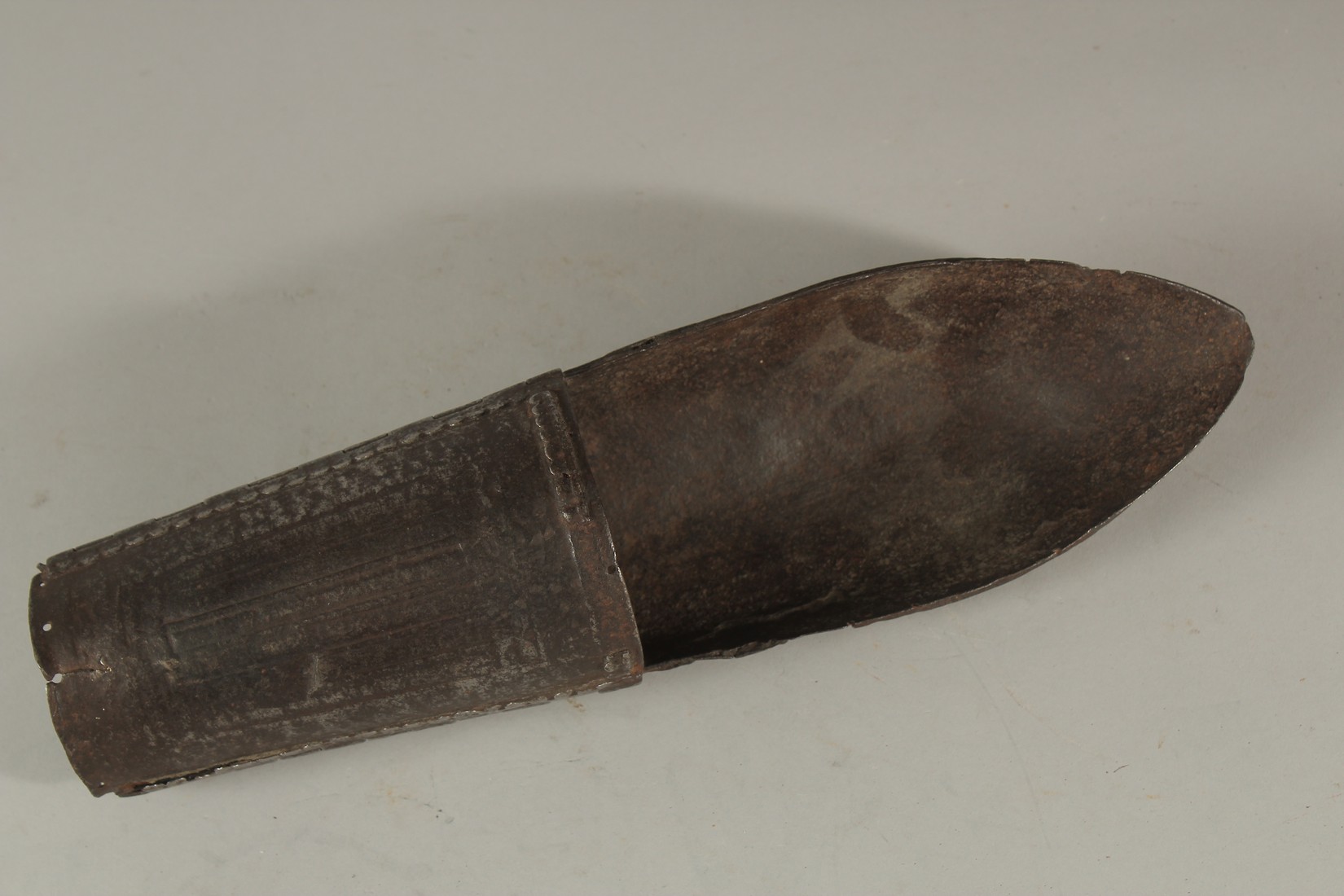 A 17TH CENTURY SOUTH INDIAN DECCANI STEEL ARM GUARD, 34cm long. - Image 2 of 3