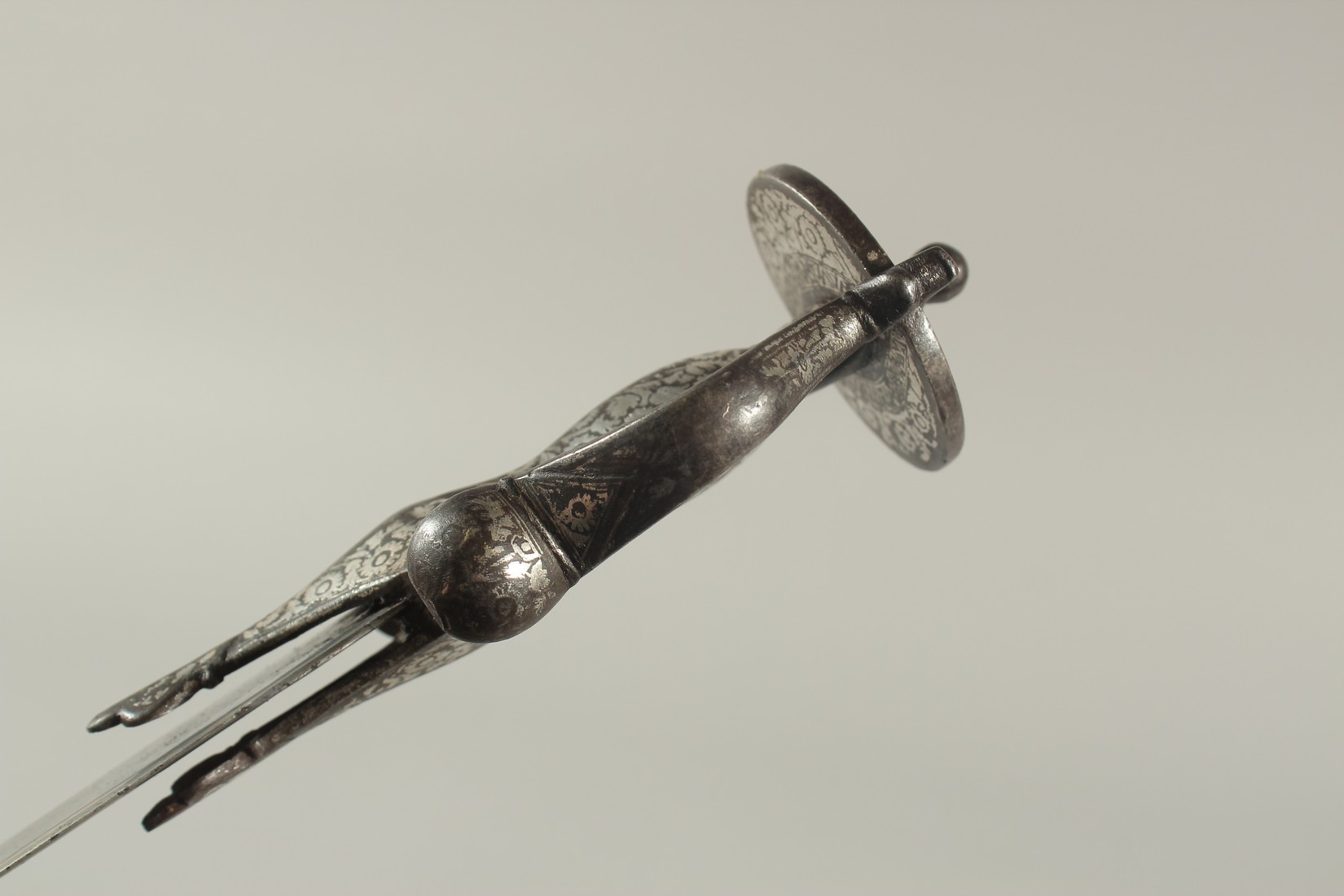 AN 18TH CENTURY MUGHAL INDIAN TULWAR SWORD, with silver inlaid hilt and signed blade. - Image 6 of 8