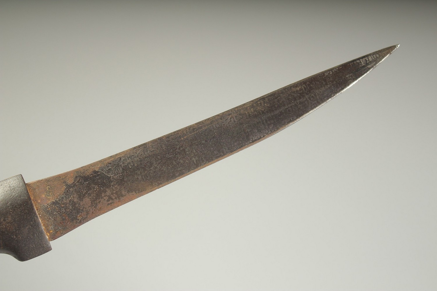A 19TH CENTURY PERSIAN QAJAR STEEL DAGGER, with calligraphic blade, 33cm long. - Image 2 of 5