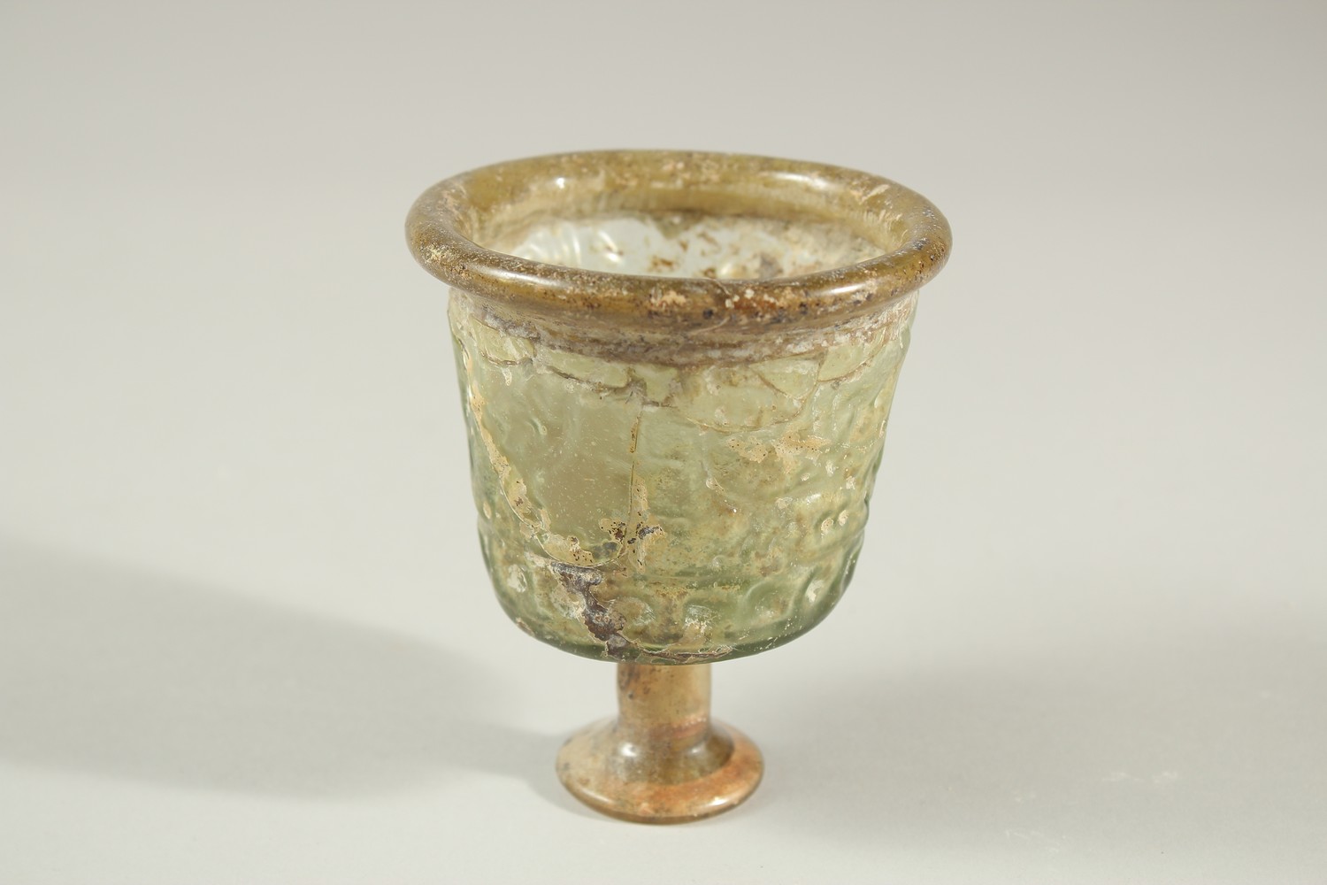 A RARE 10TH-12TH CENTURY ISLAMIC POSSIBLY PERSIAN MOULDED GLASS STEM CUP, with Kufic calligraphy - Image 3 of 5