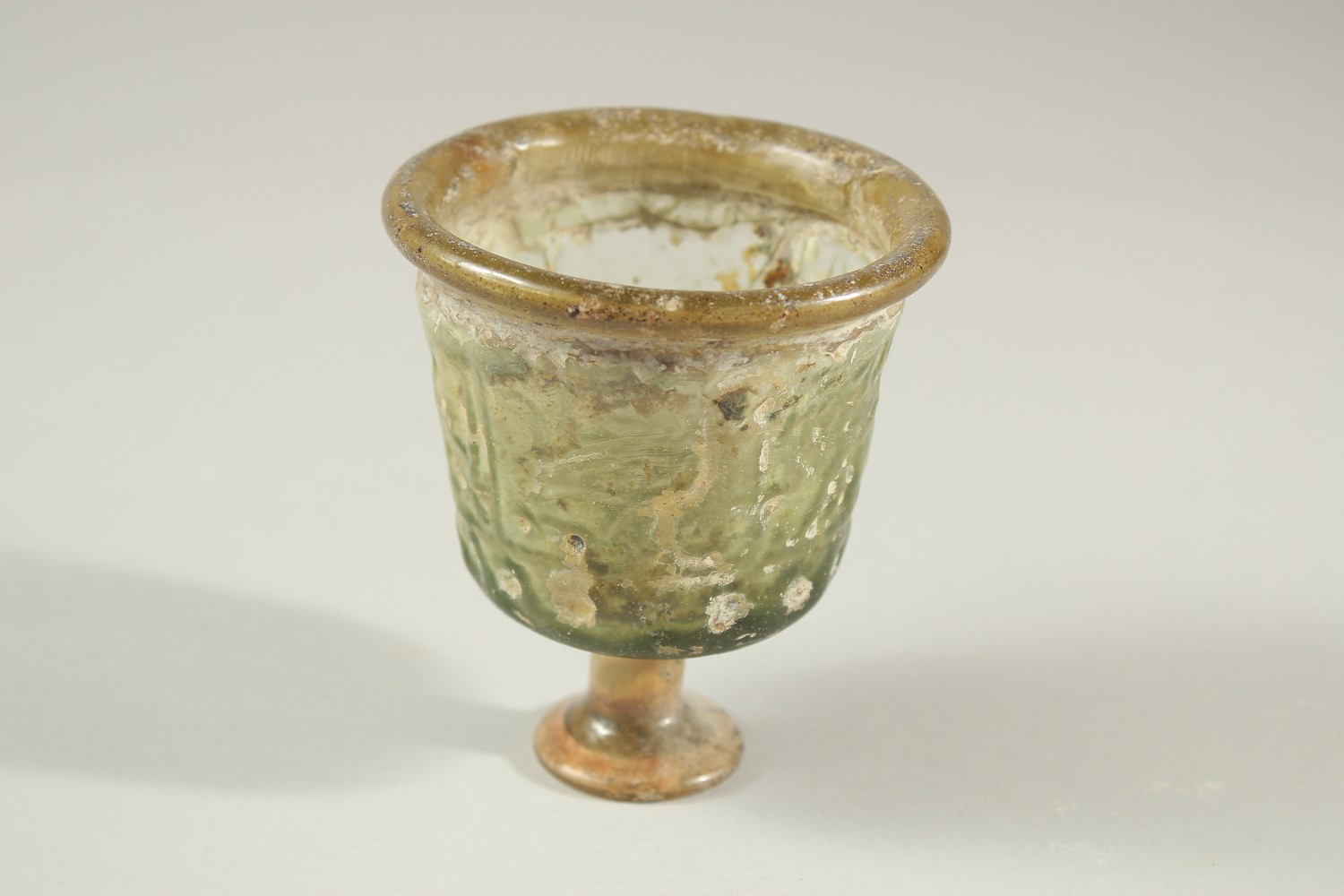 A RARE 10TH-12TH CENTURY ISLAMIC POSSIBLY PERSIAN MOULDED GLASS STEM CUP, with Kufic calligraphy - Image 2 of 5