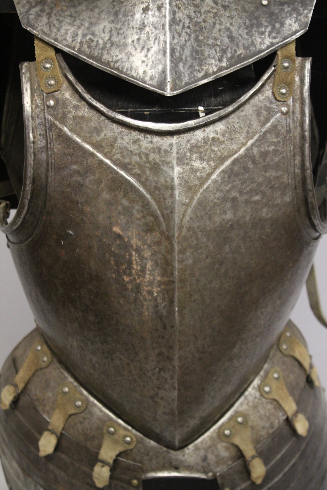 A SUITE OF ARMOUR, GERMAN 3/4, circa. 1570. - Image 4 of 10
