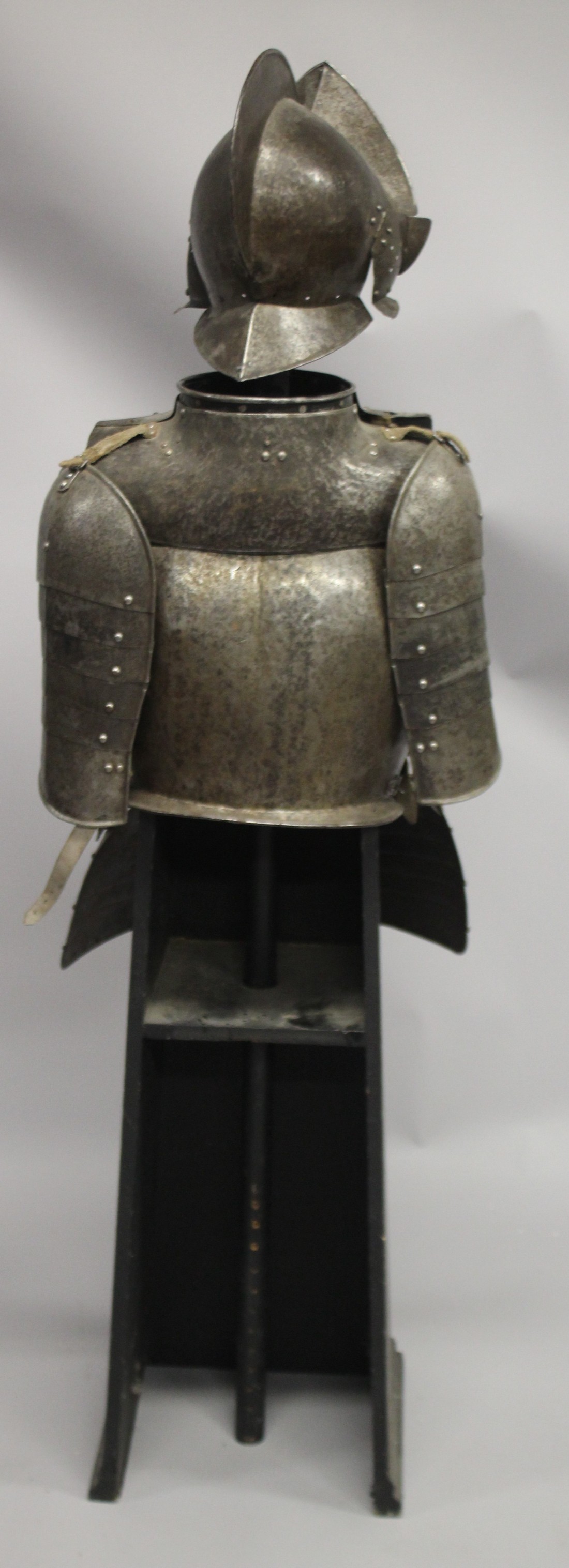 A SUITE OF ARMOUR, GERMAN 3/4, circa. 1570. - Image 9 of 10