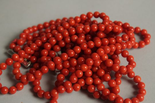 A CORAL BEADED NECKLACE. - Image 4 of 4