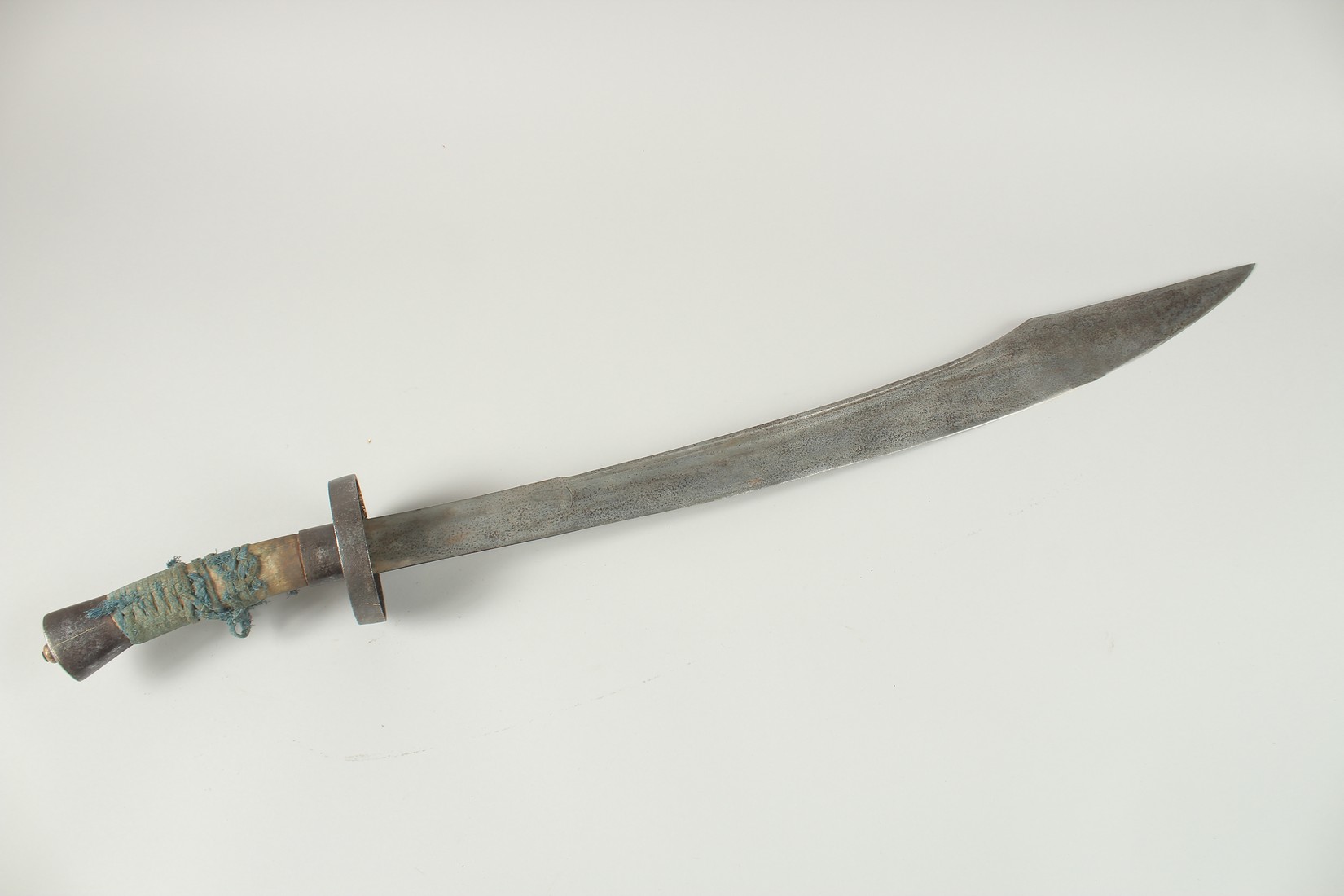 A FINE 19TH CENTURY CHINESE NIUWEIDAO OFFICER'S SWORD, 94cm long.