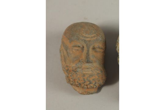 A GROUP OF THREE INDIAN GANDHARA CARVED HEADS, buddha 9.5cm high, (3). - Image 2 of 5