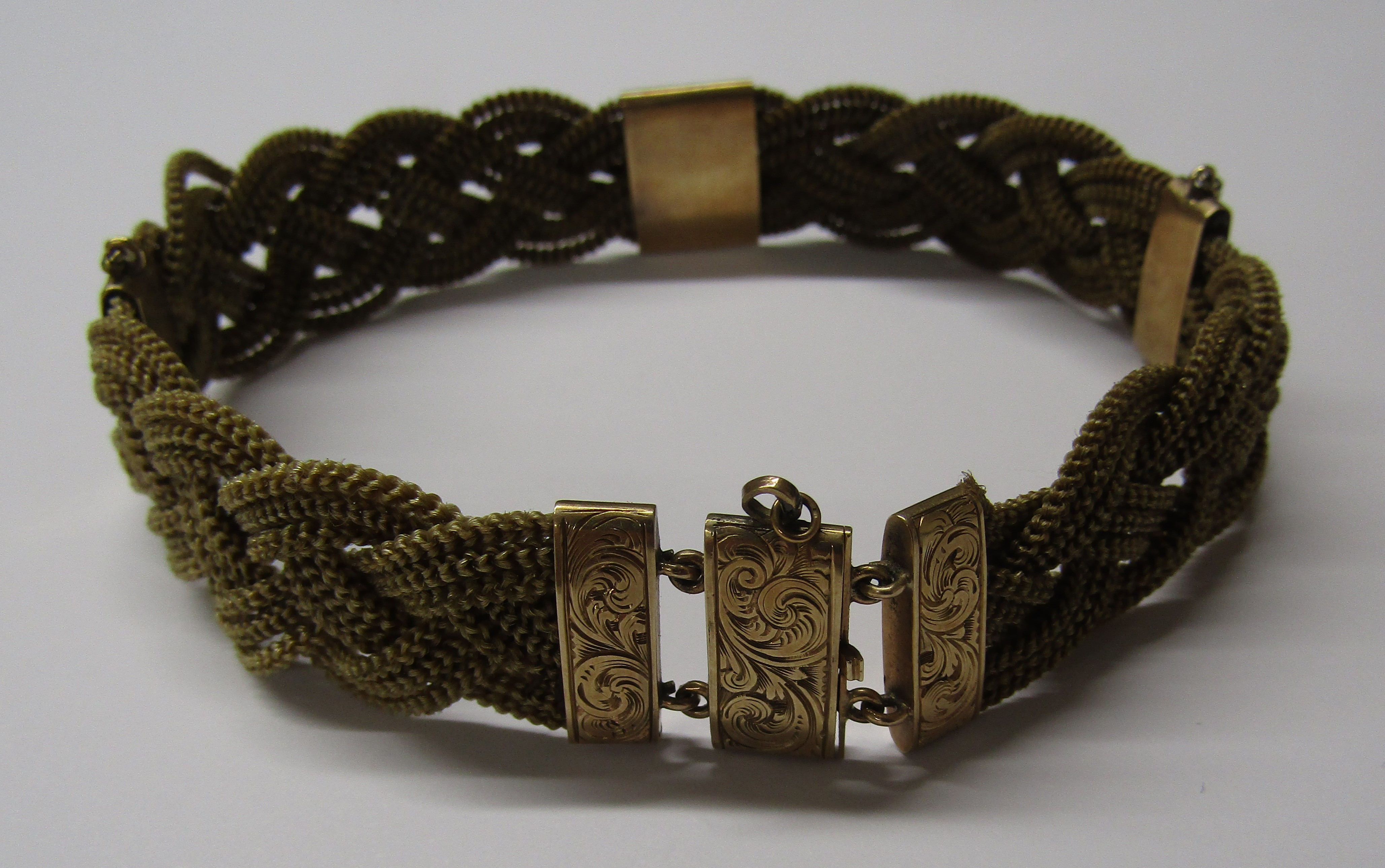 Plaited hair mourning bracelet with tested as 9ct gold mounts - Image 2 of 6