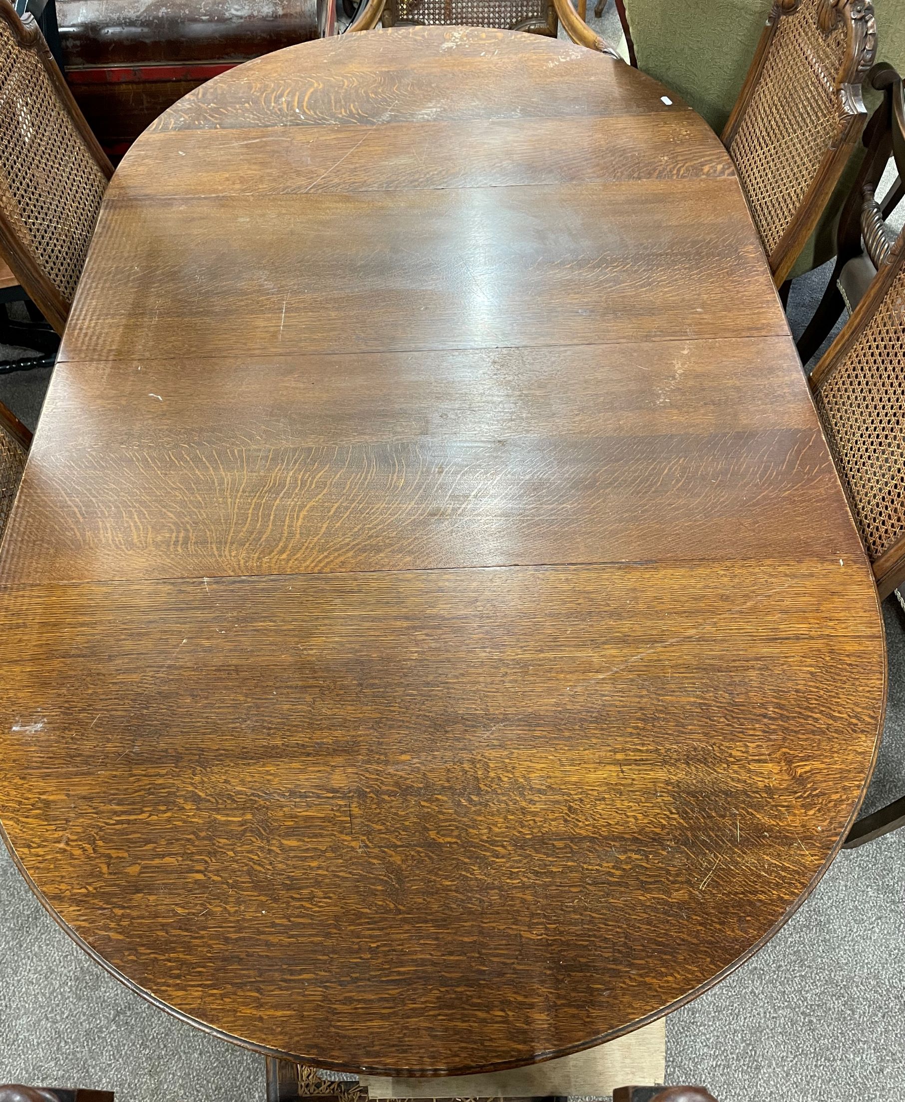 Early 20th century oak extending dining table on turned legs (H 75cm x W 183cm x D 106cm) & set of 6 - Image 5 of 7