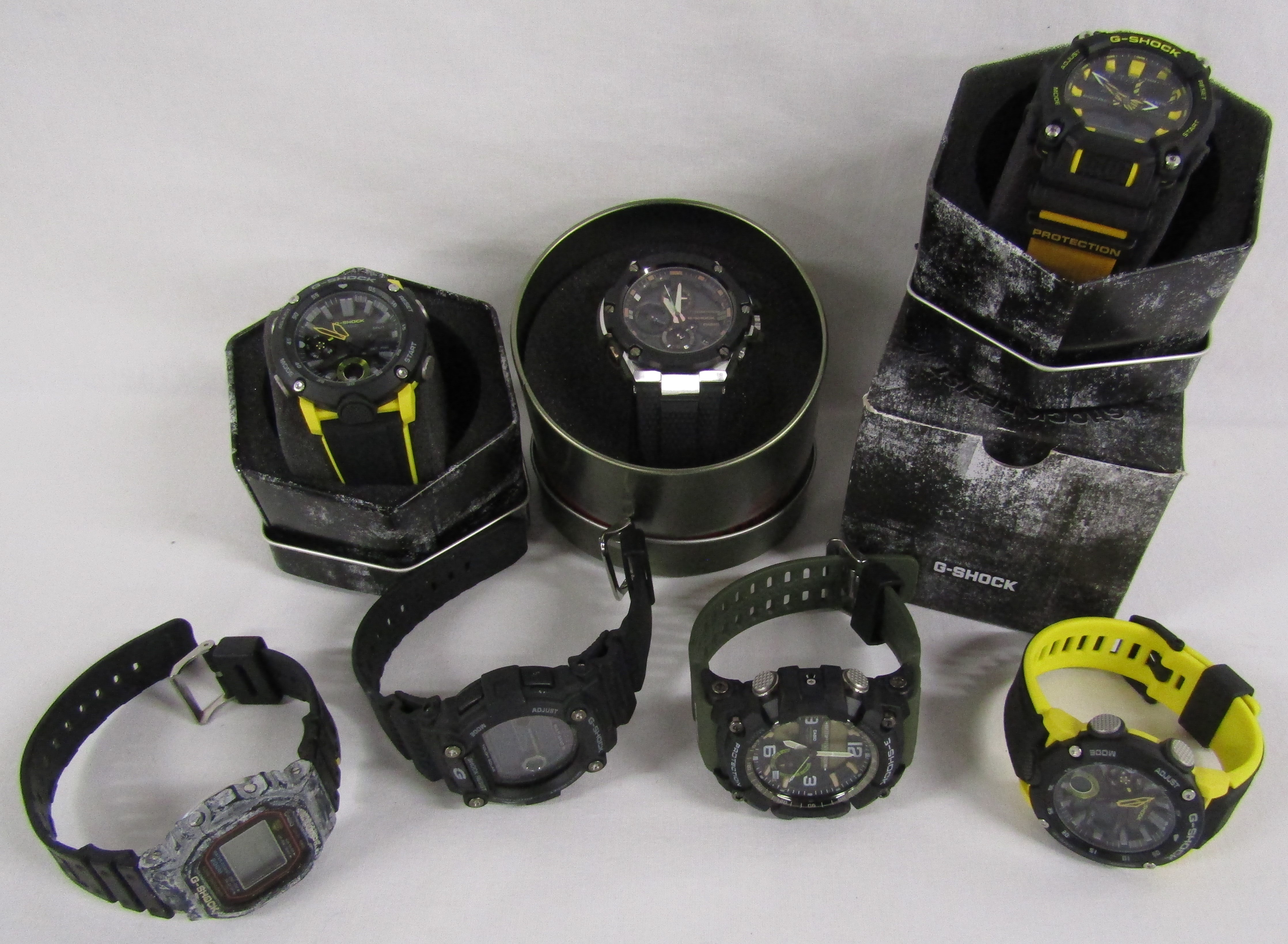 7 Casio G-Shock watches - 2 x 5590 GA-2000 one with box - 5513GST-B100 - 5637 GA-900A - 240 DW-