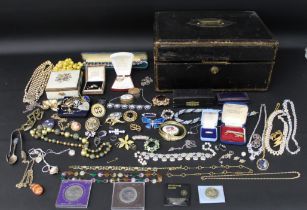 Selection of costume jewellery including Pinchbeck mourning brooch (a/f), commemorative coins