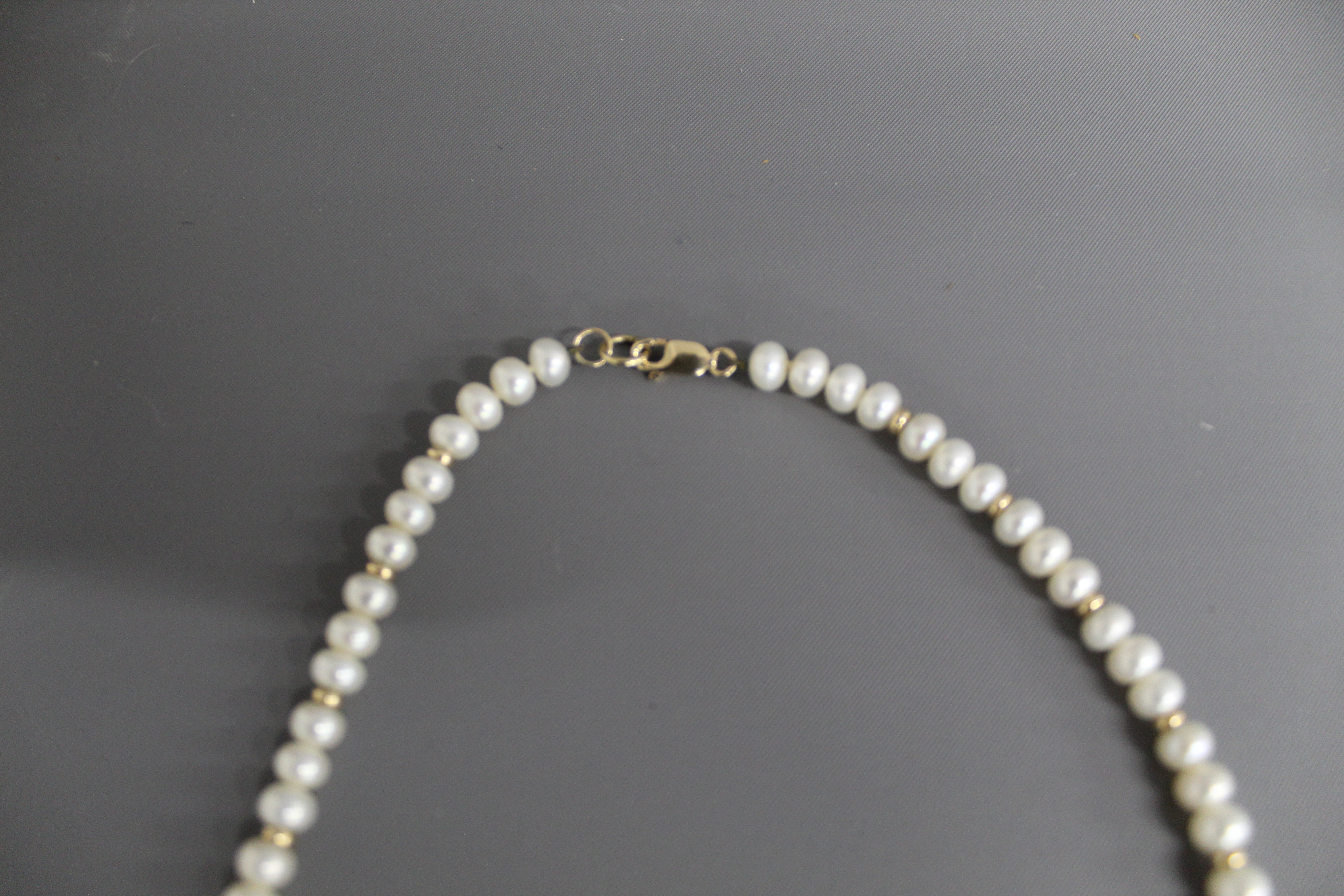 Cultured pearl & 9ct gold necklace - Image 2 of 3