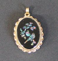 Thought to be 9ct gold abalone set pendant, 2.24g