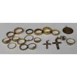 Selection of 9ct gold jewellery including gem set crucifix & one other, St Christopher pendant