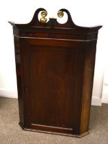 Georgian mahogany corner cupboard with swan neck pediment & inlay stringing. Approx. H 120cm x W