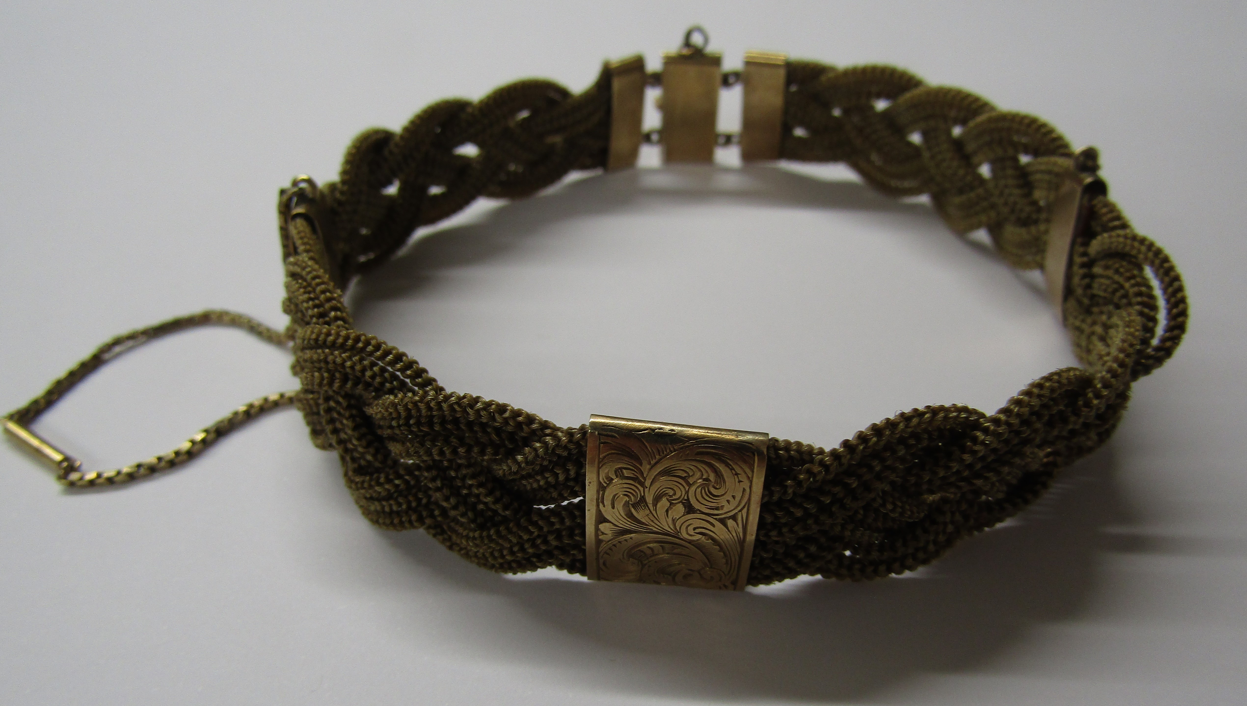 Plaited hair mourning bracelet with tested as 9ct gold mounts - Image 6 of 6