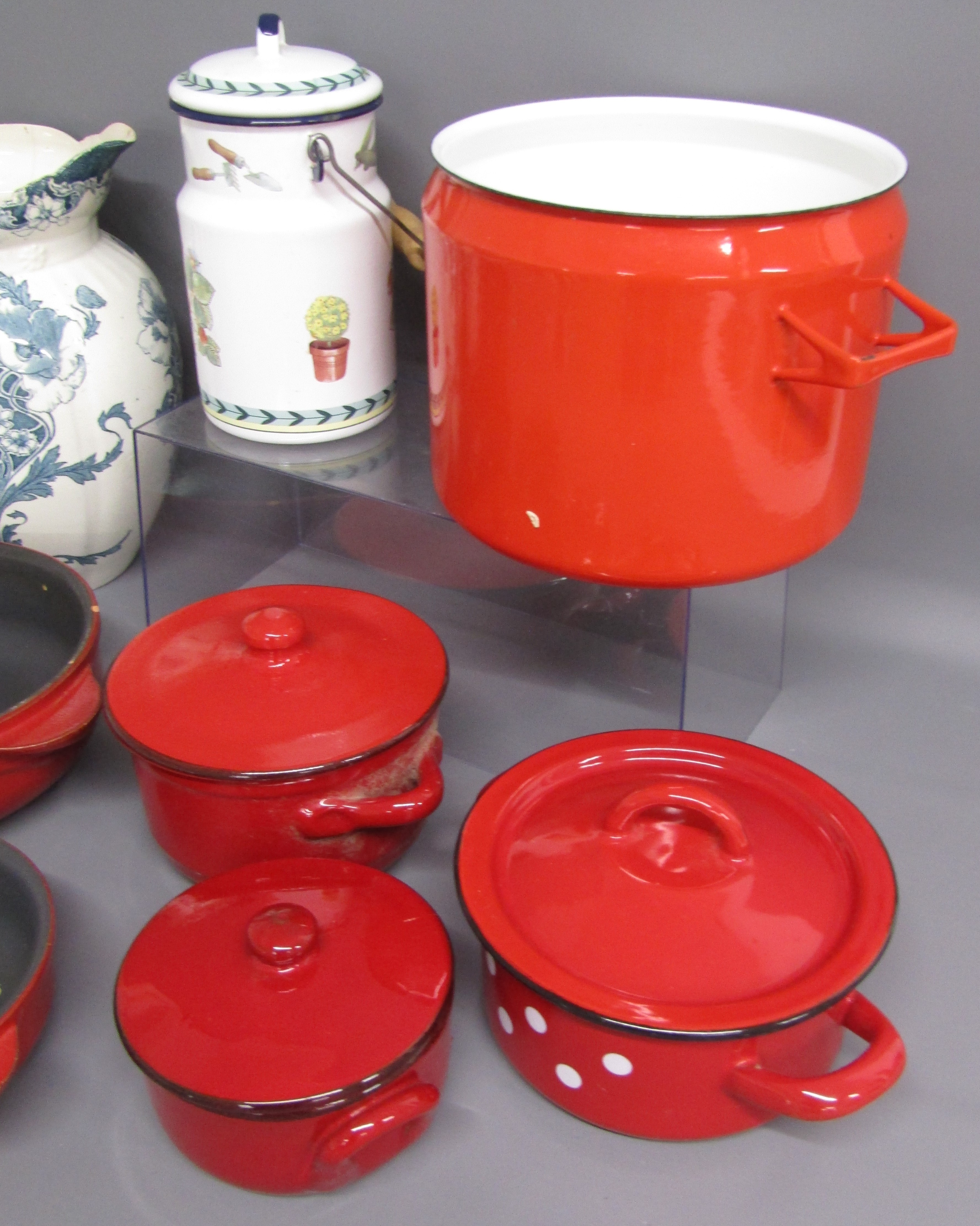 Collection of items includes Piral Italian terracotta cooking pots, enamelled cooking pots, Villeroy - Image 4 of 5