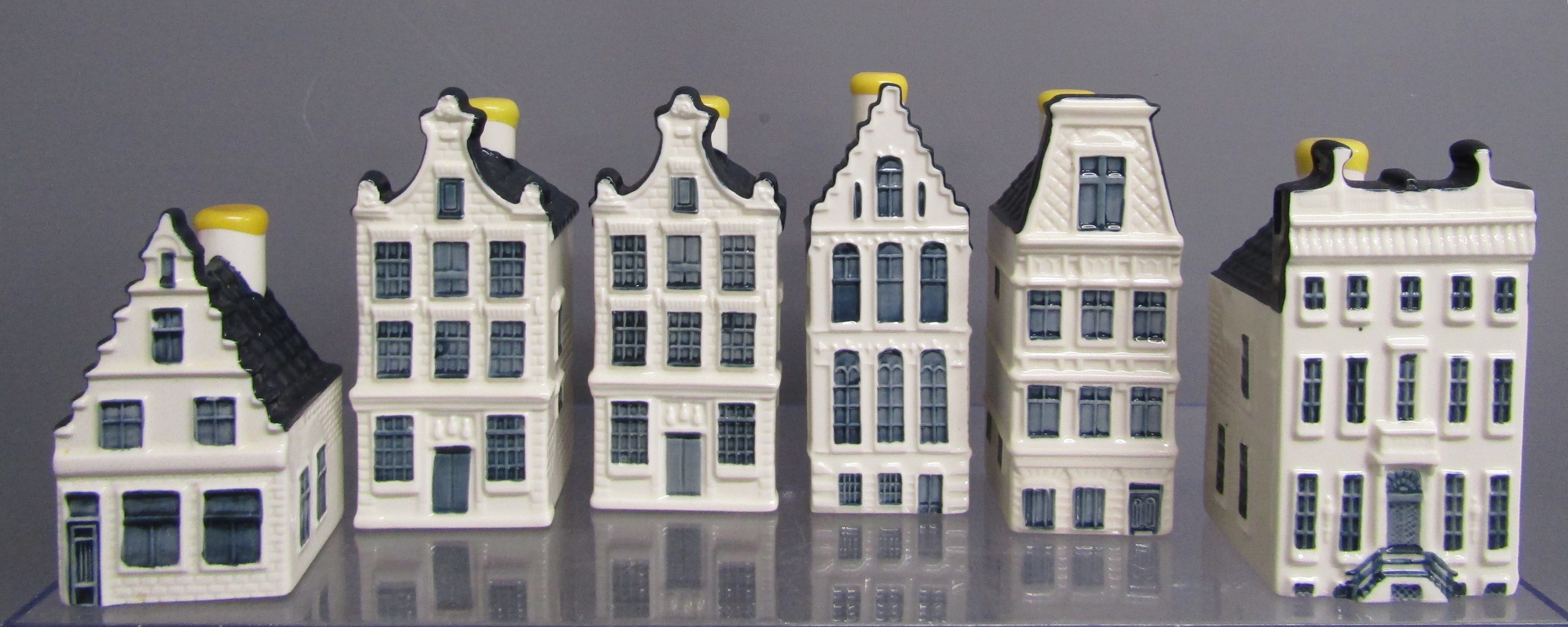 Royal Copenhagen calendar plates and 6 KLM Bols houses (with some contents) - Image 4 of 4