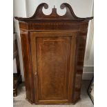 Georgian mahogany corner cupboard with swan neck pediment & serpentine fronted shelves Ht 122cm W