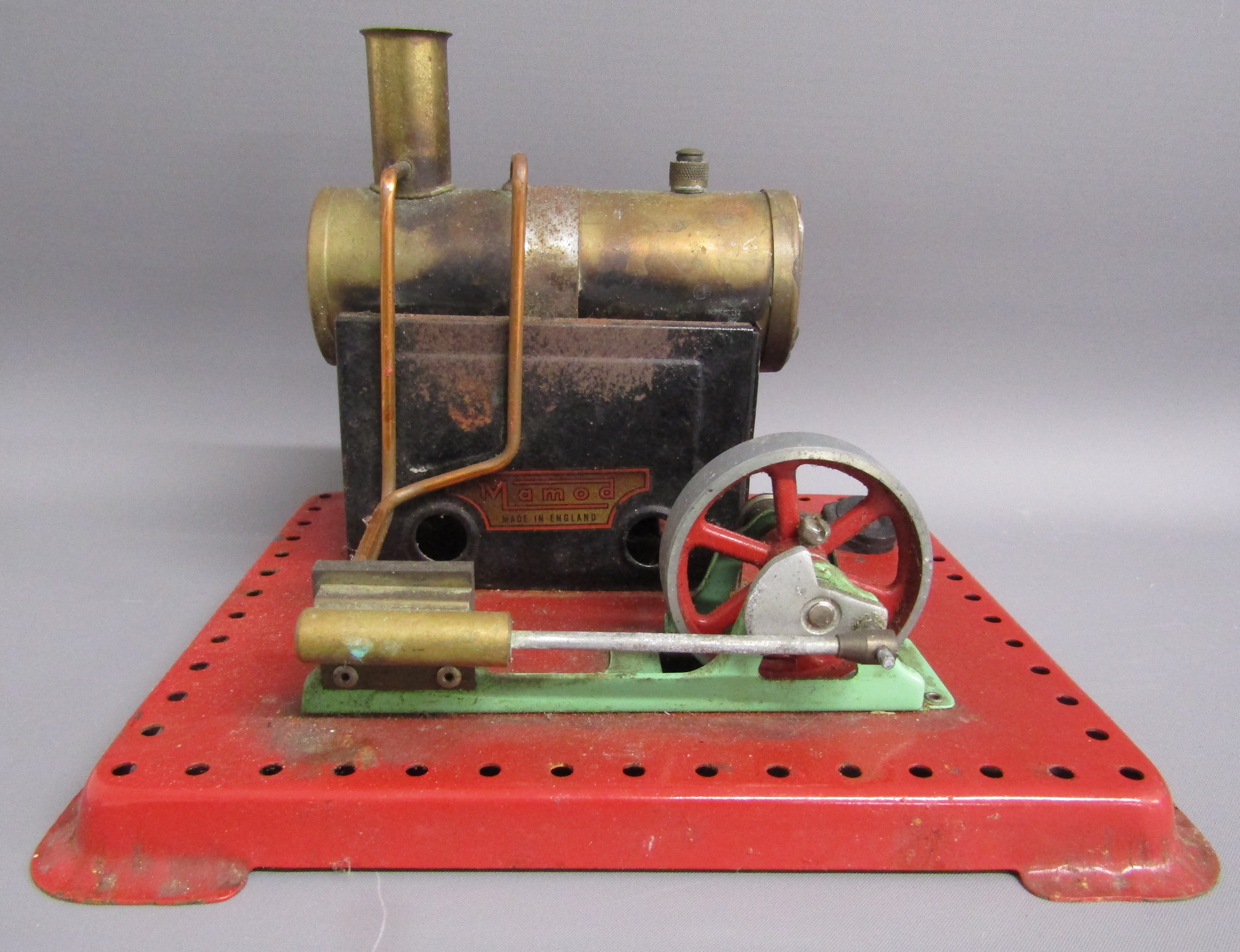 Mamod SE1A stationary steam engine and Massey Ferguson 135 tin tractor - Image 2 of 9