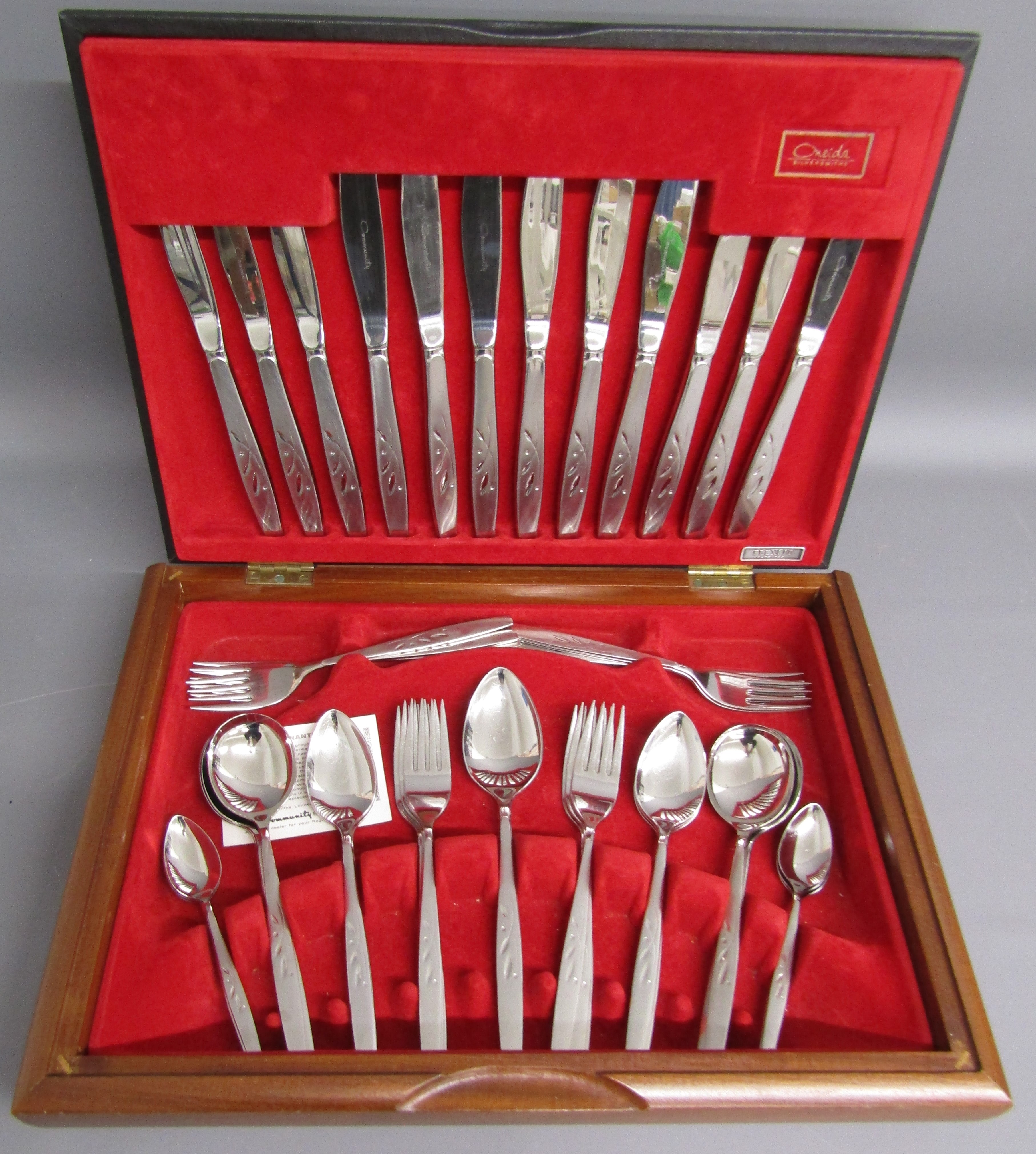 Community Oneida cased cutlery set