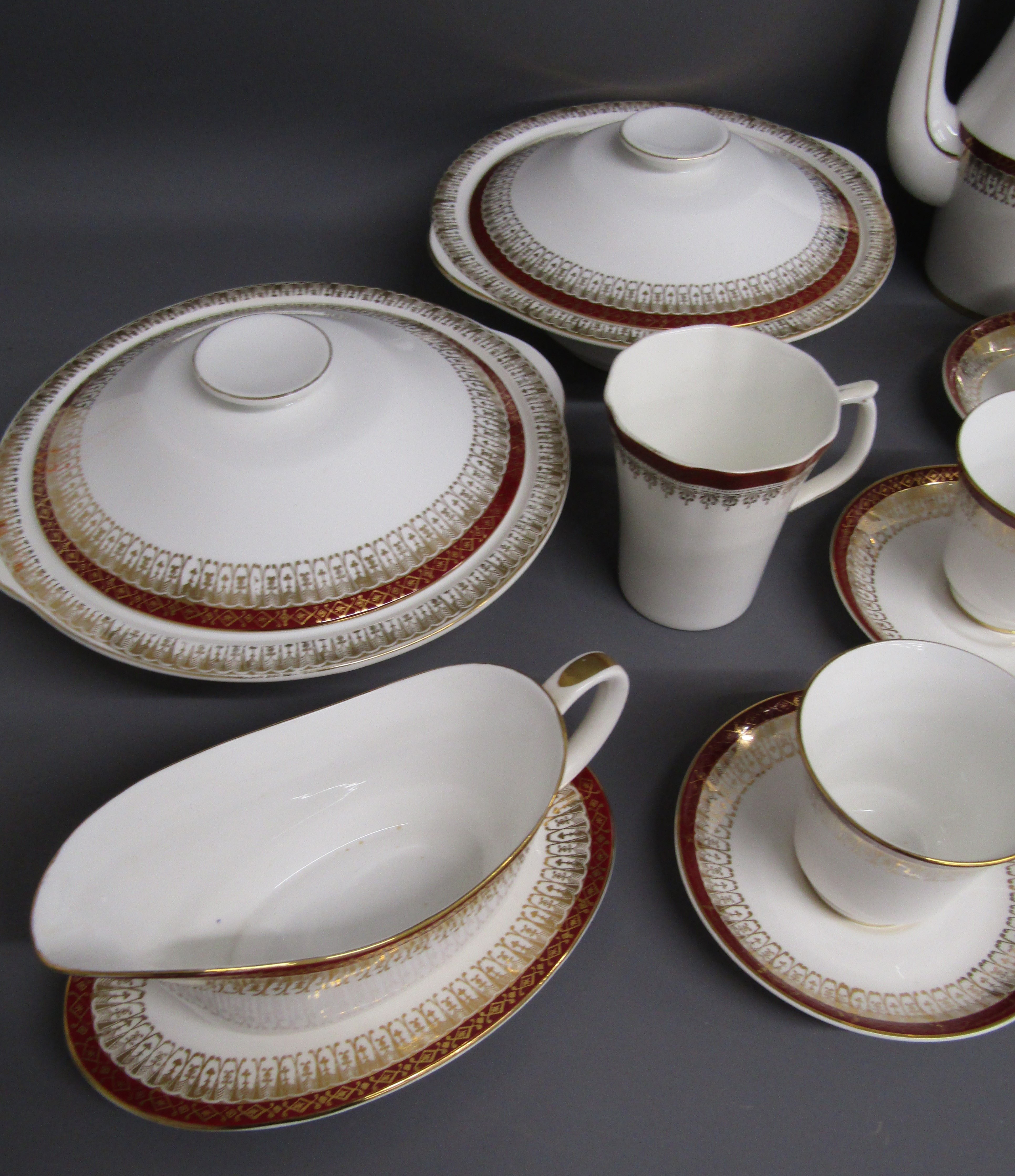 Royal Grafton 'Majestic' tea set with side plates and 20.5cm plates, tureens and gravy boat - Image 2 of 5